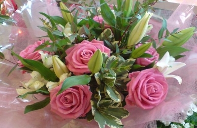 Pink Rose Mixed Bouquet – buy online or call 01142 670779